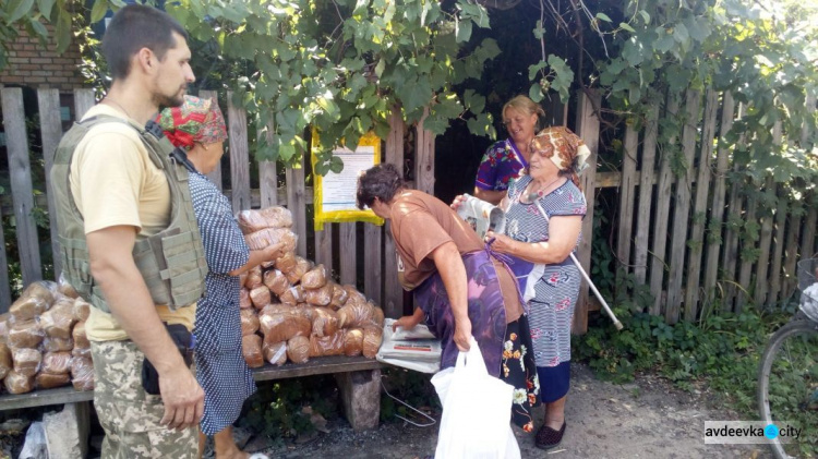 Авдеевские «симики» доставили продукты людям, а корм - животным