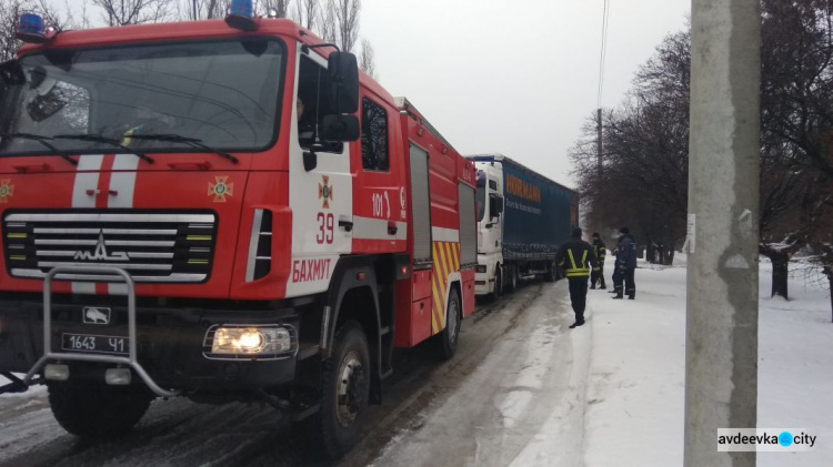 На дорогах Донецкой области девять машин и автобус попали в снежные ловушки (ФОТО)